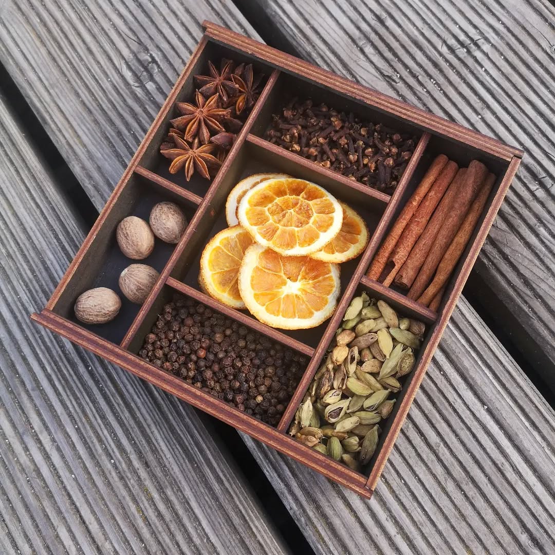 Najlepsze lekarstwo na jesienną chandrę – zestaw przypraw do grzańca w naszej unikalnej pudełeczce ❤️
Zestaw zawiera przyprawy do przygotowania przynajmniej 10 butelek wina 🍷
#grzanewino #grzaniec #rzemiosło #jesieniara #jesień #nowości #woodfamily