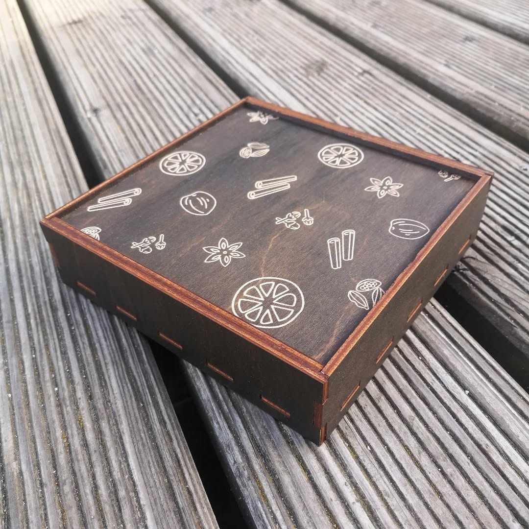 Najlepsze lekarstwo na jesienną chandrę – zestaw przypraw do grzańca w naszej unikalnej pudełeczce ❤️
Zestaw zawiera przyprawy do przygotowania przynajmniej 10 butelek wina 🍷
#grzanewino #grzaniec #rzemiosło #jesieniara #jesień #nowości #woodfamily