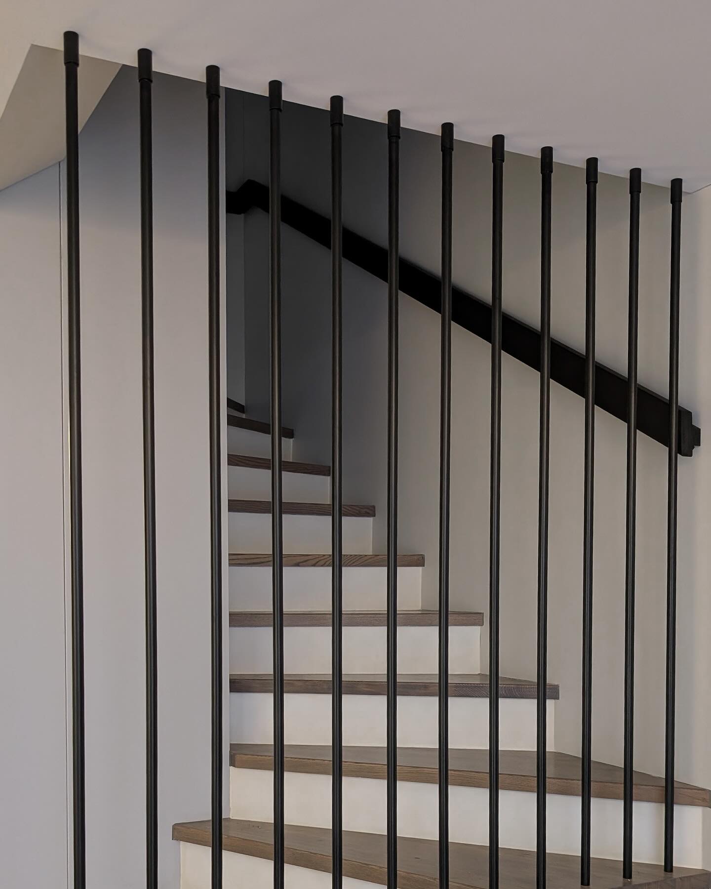 Turėklas iš apvalių profilių iki lubų. Prie sienos sumontavime uosio masyvo porankį, kurį nudažėme juodai ir į vidų įmontavome LED juostą. #vilniaustureklai #tureklai #pakopos #laiptai #metaliniaiture…