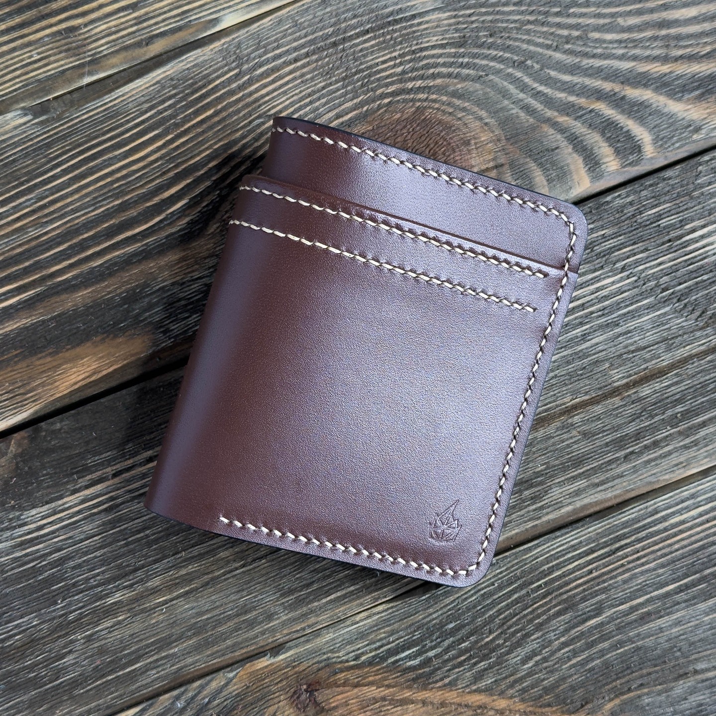 no21 przygotowany na zamówienie, dodany zatrzask i krawędzią barwione na czarno. Oczywiście wykonany w całości ręcznie z włoskiej skóry Maya. Portfel posiada łącznie 7 kieszonek, 6 przeznaczonych na karty lub wizytówki oraz tradycyjną przegródkę na banknoty.
#portfel #skorzanyportfel
#skoranaturalna #skoragarbowanaroslinnie
#skora #galanteriaskorzana #kaletnictwo #kaletnik
#rzemiosło #rękodzielo #wykonanerecznie
#pomyslnaprezent
#wallet #leatherwallet #bifoldwallet
#leatherwork #leathercraft #leathergoods
#leather #naturalleather #vegetabletannedleather
#handcrafted #handmade #handstitched
#edc #everydaycarry