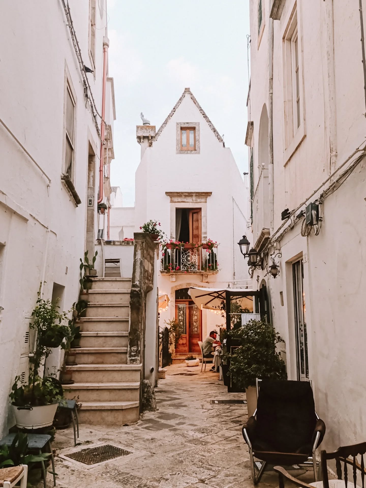 #Locorotondo jedno z nielicznych miejsc, które nawet w najwyższym sezonie (La stagione altissima) zachowuje autentyczność, tożsamość i niesamowitą gościnność, którą czuje się na każdym kroku, w każdym zaułku, w każdym napotkanym człowieku 😍
Komu udało się tu kiedykolwiek dotrzeć, a komu się marzy?
#Apulia
#Włochy
#wloskiejedzenie
#wloskiezycie #Locorotondo jedno z nielicznych miejsc, które nawet w najwyższym sezonie (La stagione altissima) zachowuje autentyczność, tożsamość i niesamowitą gościnność, którą czuje się na każdym kroku, w każdym zaułku, w każdym napotkanym człowieku 😍
Komu udało się tu kiedykolwiek dotrzeć, a komu się marzy?
#Apulia
#Włochy
#wloskiejedzenie
#wloskiezycie