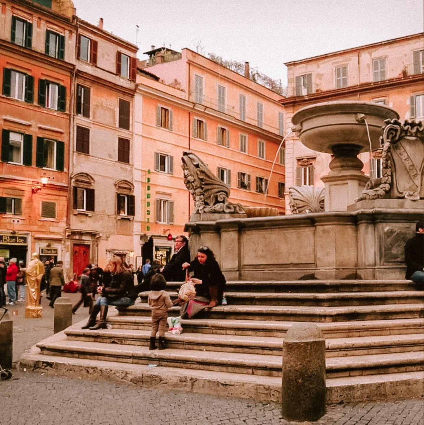 Na via del Corso w Rzymie dziś może zaskoczyc cię… kościotrup w maseczce na twarzy i różowym turbanie, reklamujący zabieg „anti-aging”. A obok dynie w witrynach, czarne 🕷️ i brokatowe pajęczyny.
Dobrze jednak wiedzieć, że tam, gdzie kończy się halloweenowy marketing, zaczynają się i piękne włoskie tradycje 😍
Jak Włosi wspominają zmarłych – 4 regiony, 4 tradycje:
🌾 #Apulia – tu bliskich wspomina się przy stole, przy słodkim daniu z gotowanej pszenicy, granatu, orzechów i czerwonego wina. To "grano dei morti" - symbol życia, które się nie kończy, tylko zmienia formę. Gospodynie przygotowują je wieczorem, by rano podzielić się nim z sąsiadami lub zjeść razem z bliskimi.
🍬 #Sycylia – tu 1 listopada to nie cicha zaduma, lecz święto dzieci. W nocy dusze zmarłych zostawiają im prezenty: kolorowe figurki z cukru ("pupi di zucchero"), marcepanowe owoce ("frutta martorana") i kruche "ossa dei morti" - ciasteczka w kształcie kostek. Rano dzieci szukają ich jak skarbów – z przekonaniem, że to „nonno” lub „zia" zeszli z nieba, by je obdarować.
🕯#Umbria – między Perugią a Spoleto, domy pachną migdałami. Na stołach pojawiają się "Stinchetti dei morti" – kruche ciasteczka, które piecze się, by wspominać tych, którzy odeszli. Wieczorem zostawia się też nakrycie dla dusz – kieliszek wina, kawałek chleba, zapaloną świecę. Nie ma w tym strachu, tylko wspomnienie i pewność, że nawet dla tych, którzy odeszli, nadal jest miejsce.
🥧W górskich dolinach #Trentino wypieka się "Cavalli dei morti" – małe, aromatyczne chlebki lub bułeczki w kształcie podkowy. Tradycja ma początki w mitologii, wierzono, że to Epona, opiekunka koni, przeprowadza dusze w stronę nieba. Dziś dzieci zanoszą chlebki dziadkom, a dziadkowie wnukom – żeby pamięć o przodkach była jak ten chleb, dzielona z miłością.
Włosi jak mało kto potrafią się bawić.
Ale też potrafią świętować życie i pamięć.
Bo wiedzą, że pamięć to nie tylko świeczka na grobie,
ale codzienne RICORDARE – przywracanie do serca tych, którzy byli, z czułością, nie strachem 💛
Więc gdy inni szykują się na duchy – u mnie, jak co roku, Holy Wins🌿 A Tobie życzę listopada z dużą ilością światła ✨
#holywins
#halloween2025 Na via del Corso w Rzymie dziś może zaskoczyc cię… kościotrup w maseczce na twarzy i różowym turbanie, reklamujący zabieg „anti-aging”. A obok dynie w witrynach, czarne 🕷️ i brokatowe pajęczyny.
Dobrze jednak wiedzieć, że tam, gdzie kończy się halloweenowy marketing, zaczynają się i piękne włoskie tradycje 😍
Jak Włosi wspominają zmarłych – 4 regiony, 4 tradycje:
🌾 #Apulia – tu bliskich wspomina się przy stole, przy słodkim daniu z gotowanej pszenicy, granatu, orzechów i czerwonego wina. To "grano dei morti" - symbol życia, które się nie kończy, tylko zmienia formę. Gospodynie przygotowują je wieczorem, by rano podzielić się nim z sąsiadami lub zjeść razem z bliskimi.
🍬 #Sycylia – tu 1 listopada to nie cicha zaduma, lecz święto dzieci. W nocy dusze zmarłych zostawiają im prezenty: kolorowe figurki z cukru ("pupi di zucchero"), marcepanowe owoce ("frutta martorana") i kruche "ossa dei morti" - ciasteczka w kształcie kostek. Rano dzieci szukają ich jak skarbów – z przekonaniem, że to „nonno” lub „zia" zeszli z nieba, by je obdarować.
🕯#Umbria – między Perugią a Spoleto, domy pachną migdałami. Na stołach pojawiają się "Stinchetti dei morti" – kruche ciasteczka, które piecze się, by wspominać tych, którzy odeszli. Wieczorem zostawia się też nakrycie dla dusz – kieliszek wina, kawałek chleba, zapaloną świecę. Nie ma w tym strachu, tylko wspomnienie i pewność, że nawet dla tych, którzy odeszli, nadal jest miejsce.
🥧W górskich dolinach #Trentino wypieka się "Cavalli dei morti" – małe, aromatyczne chlebki lub bułeczki w kształcie podkowy. Tradycja ma początki w mitologii, wierzono, że to Epona, opiekunka koni, przeprowadza dusze w stronę nieba. Dziś dzieci zanoszą chlebki dziadkom, a dziadkowie wnukom – żeby pamięć o przodkach była jak ten chleb, dzielona z miłością.
Włosi jak mało kto potrafią się bawić.
Ale też potrafią świętować życie i pamięć.
Bo wiedzą, że pamięć to nie tylko świeczka na grobie,
ale codzienne RICORDARE – przywracanie do serca tych, którzy byli, z czułością, nie strachem 💛
Więc gdy inni szykują się na duchy – u mnie, jak co roku, Holy Wins🌿 A Tobie życzę listopada z dużą ilością światła ✨
#holywins
#halloween2025