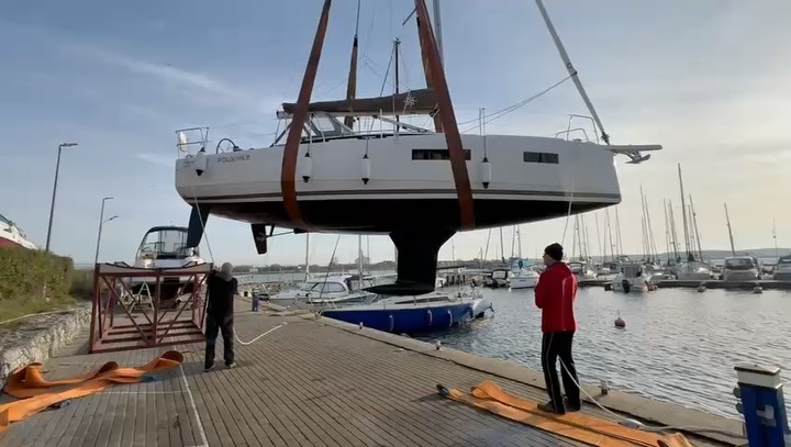 Wyciągamy z wody naszą Sun Odyssey 350, która po udanym sezonie zasłużyła na chwilę zimow....