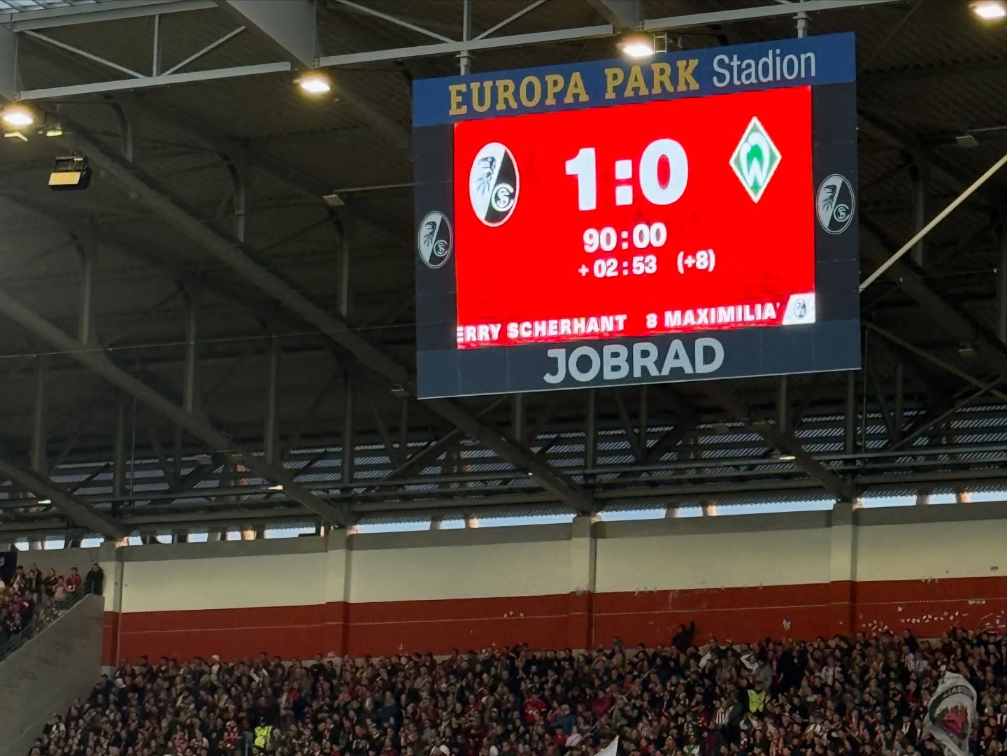 Werder Bremen zu Gast im Europa-Park Stadion. Trotz Unterzahl in Halbzeit zwei holt sich der SC Freiburg den Heimsieg.
Das WILD-Team hat natürlich mitgefiebert 💙
Werder Bremen visited the Europa-Park Stadium. Despite being a man down in the second half, SC Freiburg secured the home win. The WILD team was cheering them on! 💙
A Werder Bremen az Europa-Park Stadionban vendégszerepelt. A SC Freiburg a második félidőben emberhátrányban játszott, mégis megszerezte a hazai győzelmet.
A WILD csapat együtt szurkolt 💙
#soccer #game #goal #scfreiburg #werderbremen