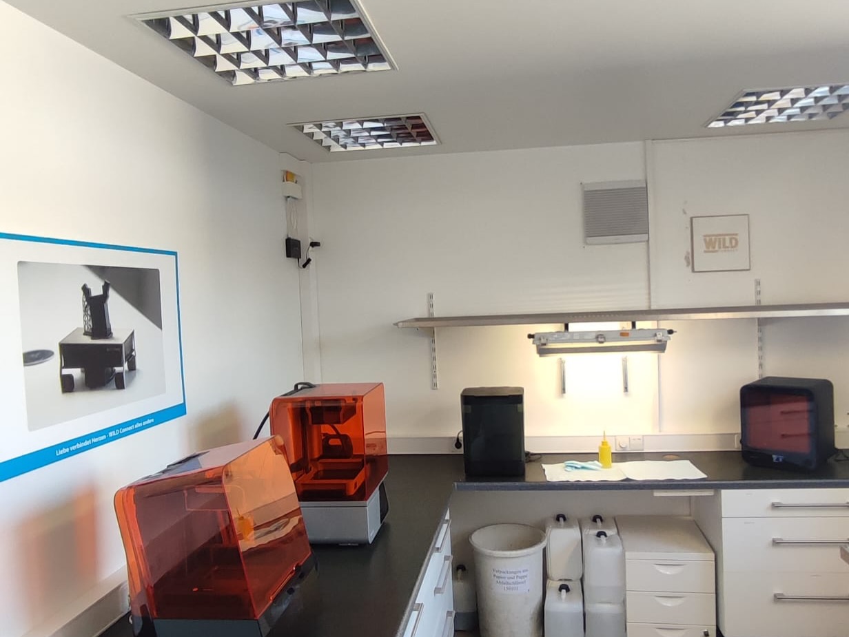 Lara hat diese Woche ein spannendes Praktikum bei WILD absolviert und dabei viele wertvolle Eindrücke gesammelt. Von ersten Einblicken in die Arbeitsabläufe bis hin zum Kennenlernen des Teams – es war eine Woche voller neuer Erfahrungen, Inspiration und spannender Momente.
Danke für dein Engagement, Lara! Wir freuen uns, dass du Teil unserer Woche warst. 💙
Lara completed an exciting internship at WILD this week and gained many valuable insights. From first glimpses into the workflows to getting to know the team – it was a week full of new experiences, inspiration, and exciting moments. Thank you for your commitment, Lara! We are glad that you were part of our week. 💙
Lara ezen a héten egy izgalmas gyakorlatot végzett a WILD-nál, és sok értékes tapasztalatot szerzett. Az első betekintésektől a munkafolyamatokba a csapat megismeréséig – egy hét volt tele új élményekkel, inspirációval és izgalmas pillanatokkal. Köszönjük az elkötelezettségedet, Lara! Örülünk, hogy része voltál a hetünknek. 💙
#Praktikum #WILD #Teamwork #Einblicke