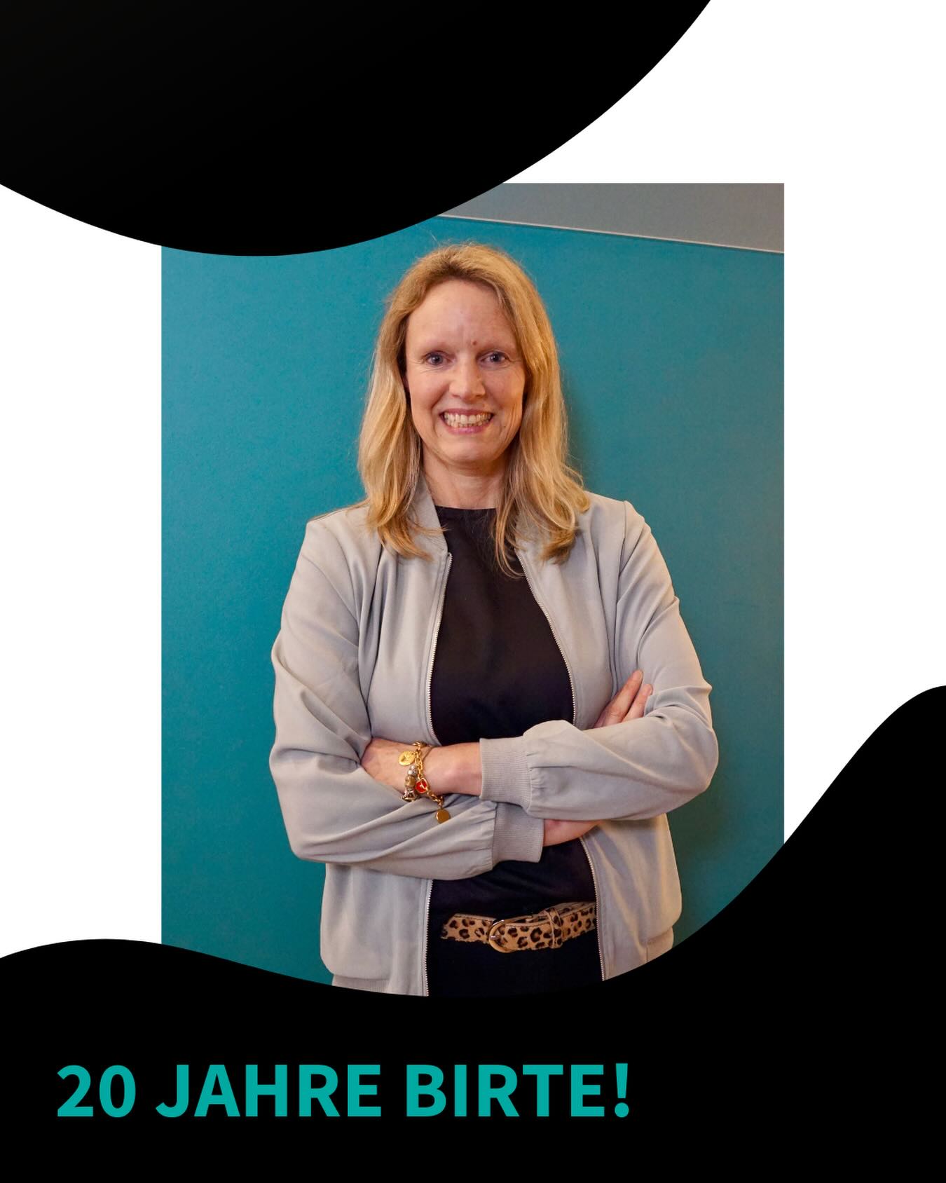 20 Jahre Birte bei #OvL! 🎉🐋Zwei Jahrzehnte Expertise, Leidenschaft und jede Menge gemeinsame Erfolge. Birte ist seit 20 Jahren fester Teil unseres Teams und prägt ORCA van Loon jeden Tag mit ihrer fröhlichen Art.Danke, Birte, für die Treue, dein Engagement und all die Momente, in denen es darauf ankam. Wir sind dankbar, dich an unserer Seite zu haben! 🌟 Auf die nächsten Jahre!#Jubiläum #20Jahre #TeamOvL #Hamburg