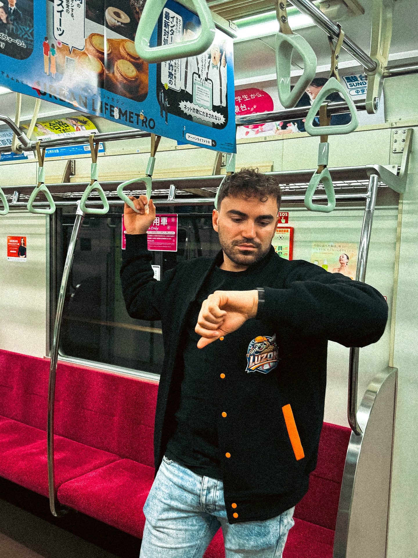 Tokio. Metro. I nasza nowa bluza. 🇯🇵
Rozpinana bluza baseballowa LUZONA inspirowana klasycznym stylem amerykańskich drużyn. Na piersi haftowane logo LUZONA w sportowym wydaniu, a całość przełamana naszymi kultowymi pomarańczowymi detalami. 🧡
Połączenie streetwearu, sportowego klimatu i miejskiej energii – dokładnie tak, jak lubimy.
Nieważne czy jesteś w Tokio, Warszawie czy gdziekolwiek indziej. Styl mówi sam za siebie.
Dostępna wkrótce
_________
Tokyo. Metro. And our new zip-up sweatshirt. 🇯🇵🚇
The LUZONA baseball zip-up sweatshirt is inspired by the classic style of American teams. On the chest, an embroidered LUZONA logo in a sporty edition, finished with our iconic orange details. 🧡
A mix of streetwear, sports aesthetics, and urban energy – exactly the way we like it.
It doesn’t matter if you’re in Tokyo, Warsaw, or anywhere else. Style speaks for itself.
Coming soon