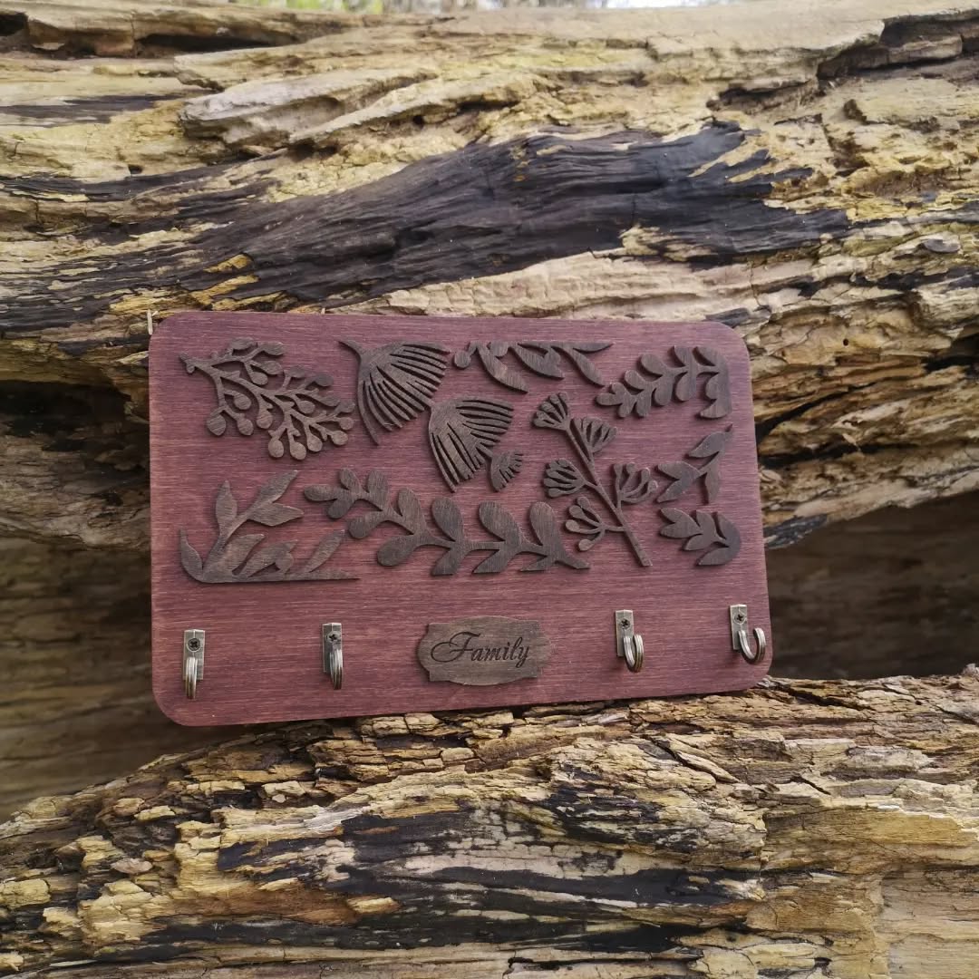 Cześć! 🌿 Przedstawiamy nasz kolejny wieszak na klucze 🗝️ w wiosenno-minimalistycznym stylu, wykonany ze sklejki i metalowych haczyków. Idealnie nadaje się do przechowywania kluczy i dodaje wyjątkowości każdemu wnętrzu!🏡
✅ Możliwość wyboru koloru według własnego gustu ✅
❕Sprawdź nasze inne oferty na stronie WoodFamily.pl❕