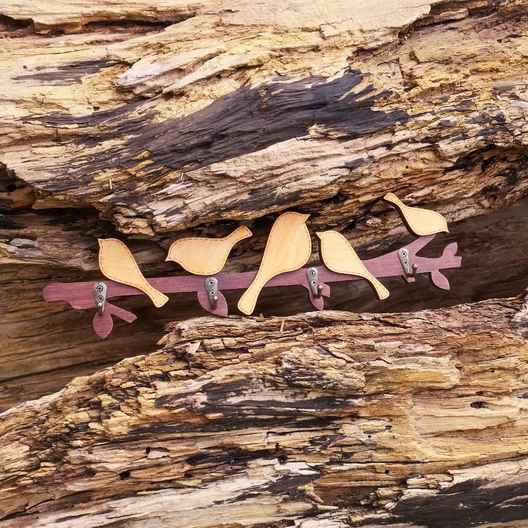 🌿 Odkryjcie nowy sposób na organizację z naszą najnowszą propozycją - wieszak na klucze "Ptaki na gałęzi" 🕊️ Nie tylko praktyczny, ale także stylowy dodatek do wnętrza! 🏡 Niech klucze znajdą swoje miejsce ☺️ Wieszak jest dostępny w różnych kolorach z naszej palety lakierów✨
#organizacjadomu #stylowedodatki #wieszaknaklucze #nowości #ptakinagałęzi 🌟