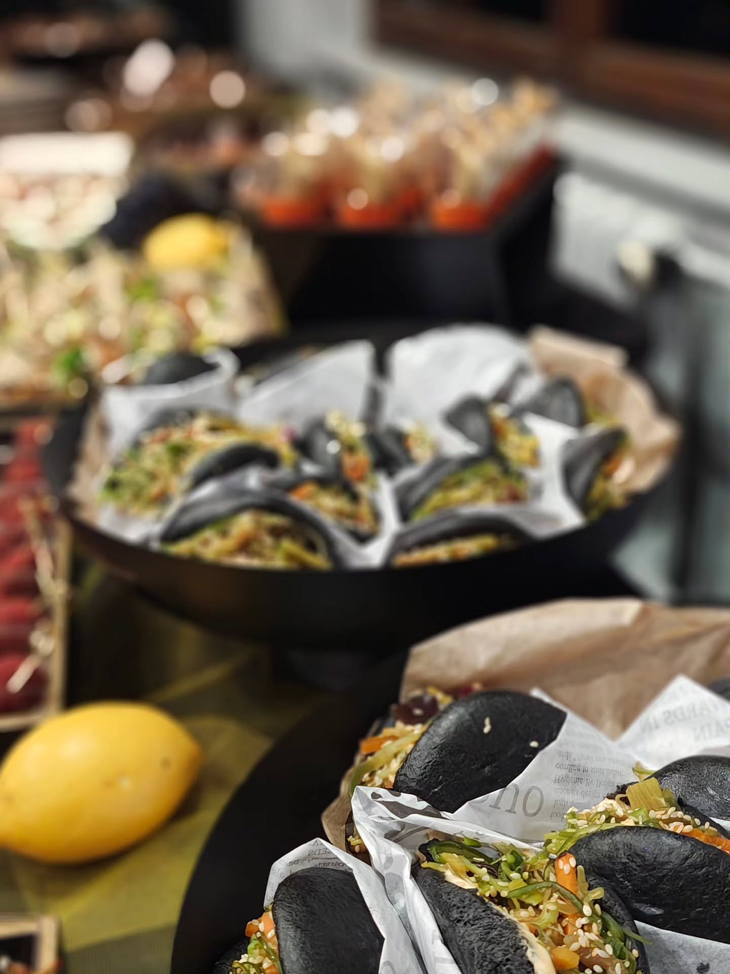 Nasze czarne bao zachwycają nie tylko wyglądem 🖤
To coś więcej — miękkie, puszyste bułeczki skrywają w środku intensywne smaki, które zostają w pamięci na długo.
Spróbuj i przekonaj się, jak dobrze może smakować coś, co wygląda tak wyjątkowo ✨