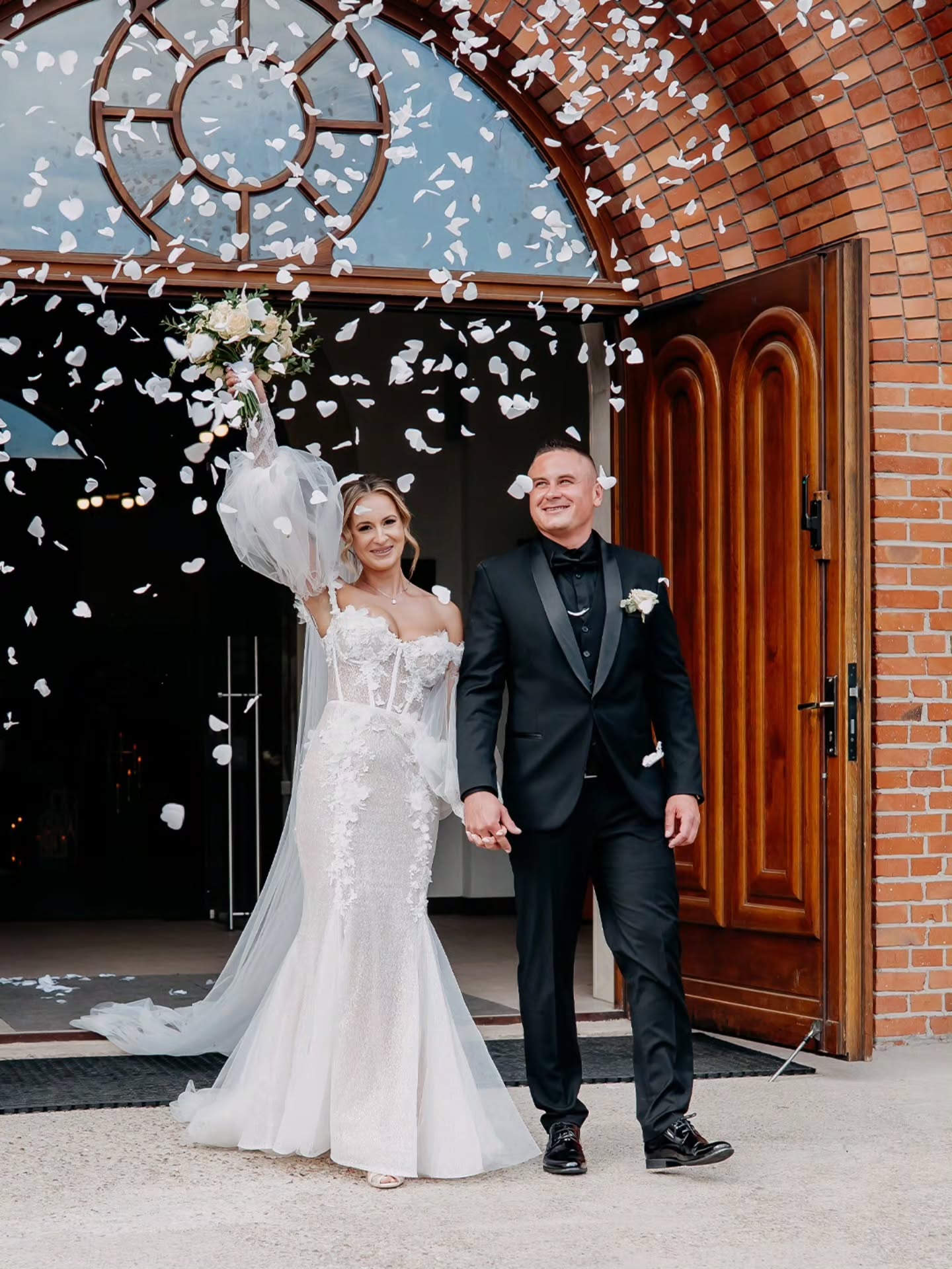 Ania ♥️ Marcin
#ślub #wedding #fotgrafiaślubna #ślubneinspiracje #wesele@dzooooanka
@eo_red
@kolumnapark
madonna_suknie_slubne_lodz
@daria_peksa_stylistka_fryzur
@adkapomadka
@iwent_agencja.slubna
@ewapaluszynska